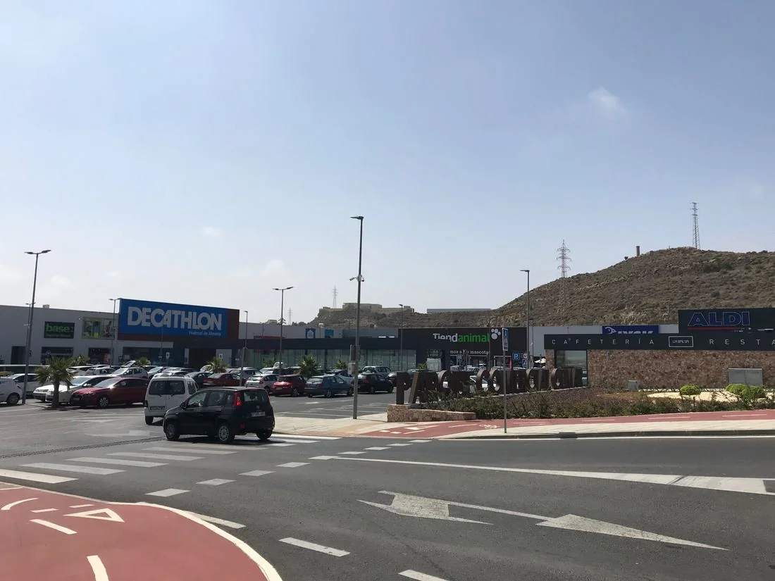 Parque comercial con Decathlon, Tiendanimal y Aldi