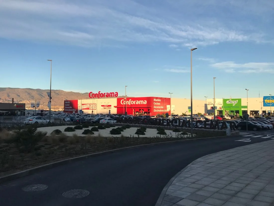 Parque comercial CEMAR con Conforama
